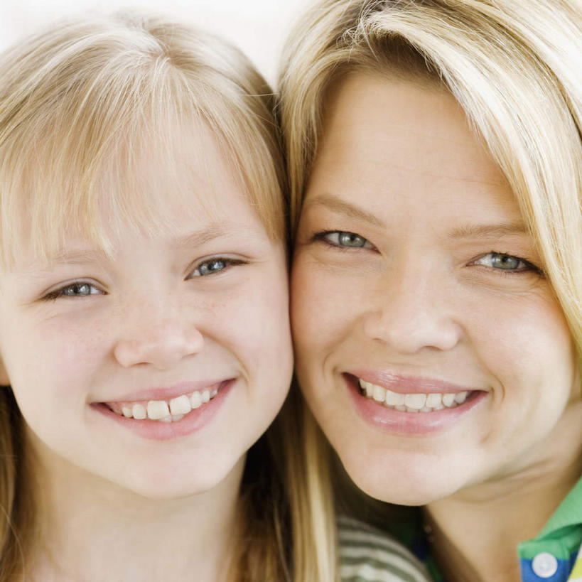 西方人,儿童,中年人,脸,头,脸颊,头发,两个人,家庭,母亲,女儿,笑,微笑,露齿笑,方图,室内,特写,白天,正面,纯洁,欧洲,欧洲人,服装,依偎,注视,休闲装,小孩,衣服,观察,看,靠,靠着,倚靠,休闲,温暖,温馨,母女,一家人,休闲服,可爱,母爱,童年,童趣,服饰,观看,和睦,察看,倚着,关注,童真,烂漫,无邪,依附,依赖,投靠,天真,女孩,女人,女性,中年女性,白种人,孩子,头部,长发,直发,脸部,脸蛋,面部,半身,彩图,融洽,女生