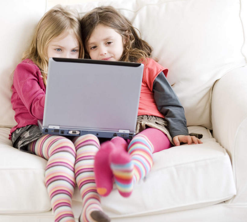 西方人,儿童,两个人,家庭,客厅,坐,笑,微笑,横图,室内,白天,正面,纯洁,电脑,笔记本电脑,沙发,欧洲,欧洲人,服装,网络,注视,休闲装,通讯设备,小孩,衣服,观察,看,休闲,温暖,温馨,一家人,休闲服,可爱,童年,童趣,服饰,观看,和睦,察看,无线,起居室,关注,通信设备,无线网络,布艺沙发,无线上网,便携式电脑,童真,烂漫,无邪,客堂,天真,手提电脑,女孩,女人,女性,白种人,坐着,半身,彩图,融洽,女生