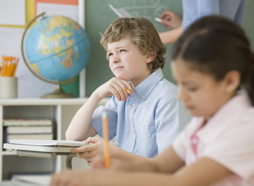 西方人,儿童,三个人,伙伴,朋友,教师,坐,横图,室内,白天,正面,友谊,纯洁,仪器,海洋,桌子,地图,书籍,欧洲,欧洲人,撑,握,服装,网格,笔,地球仪,工具,线条,世界地图,地球,陆地,办公用品,拿,全球,拿着,托腮,注视,休闲装,书桌,球,文具,小孩,衣服,粉笔,经纬线,课桌,模型,铅笔,学习用品,黑板,观察,看,托,休闲,球体,同学,休闲服,可爱,童年,童趣,教学,握着,地理,国家,服饰,观看,文具用品,大陆,察看,世界,书写,校友,关注,托下巴,纬线,版图,经线,童真,烂漫,无邪,经纬仪,地理学,同窗,学友,耐磨,白垩,教学黑板,天真,友情,男孩,男人,男性,女孩,女人,女性,中年男性,白种人,讲师,教授,老师,书,图书,坐着,半身,彩图,大洋,大洲,男生,女生