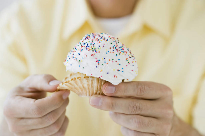 点心,西方人,手,一个人,横图,室内,特写,白天,正面,下午茶,欧洲,欧洲人,双手,仅一个男性,仅一个人,仅一个中年男性,握,服装,朦胧,模糊,装饰,食品,拿,拿着,休闲装,食物,糕点,一个,衣服,黄色,巧克力,休闲,手部,休闲服,握着,服饰,单个,朱古力,纸托,华丽,修饰,点缀,衬托,美观,雅致,雅观,七彩米,七彩糖针,巧克力针,朱古力针,蛋糕托,蛋糕托纸,蛋糕纸托,男人,男性,中年男性,白种人,半身,彩图,蛋糕