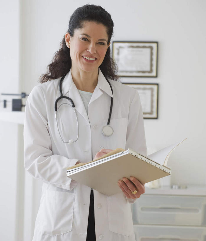 西方人,一个人,医生,医院,站,笑,微笑,露齿笑,竖图,室内,白天,正面,工作服,制服,欧洲,欧洲人,仅一个女性,仅一个人,握,材料,档案,文件,纸,拿,拿着,注视,手稿,听诊器,资料,观察,看,站着,仅一个中年女性,医护人员,医疗人员,握着,观看,证明,察看,医疗设备,白大褂,关注,文档,医疗器械,医疗工具,医疗机构,工作制服,检测工具,女人,女性,中年女性,白种人,大夫,站立,半身,彩图,工作套服,病院,诊所