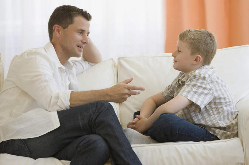 西方人,儿童,中年人,两个人,家庭,父亲,儿子,客厅,坐,笑,说,盘腿,微笑,露齿笑,横图,室内,白天,侧面,讨论,纯洁,靠垫,沙发,欧洲,欧洲人,撑,服装,靠枕,托腮,注视,休闲装,相视,小孩,衣服,抱枕,枕头,观察,看,托,休闲,温暖,温馨,父子,一家人,面对面,休闲服,父爱,可爱,童年,童趣,服饰,观看,对视,和睦,察看,起居室,互视,关注,托下巴,相对,布艺沙发,童真,烂漫,无邪,相看,客堂,交流,天真,男孩,男人,男性,中年男性,白种人,孩子,沟通,讲话,交谈,盘腿而坐,盘膝,盘着腿的,盘着腿坐,商讨,双腿交叉,说话,谈话,坐着,半身,彩图,融洽,男生