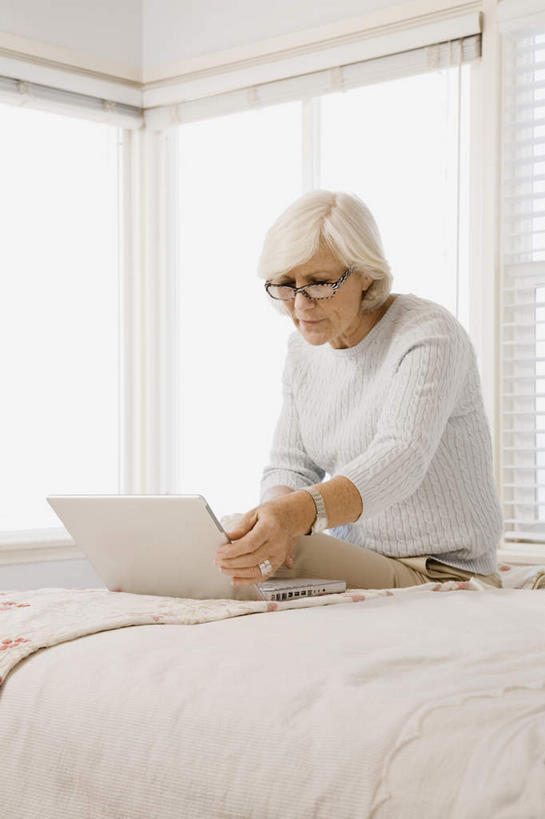 西方人,一个人,坐,竖图,室内,白天,正面,电脑,笔记本电脑,床,卧室,欧洲,欧洲人,仅一个女性,仅一个人,敲打,服装,网络,眼镜,双人床,床单,注视,休闲装,输入,通讯设备,被子,衣服,打字,观察,看,仅一个中年女性,休闲,休闲服,服饰,观看,点击,敲击,察看,无线,被单,关注,通信设备,无线网络,近视眼镜,无线上网,便携式电脑,按键,手提电脑,女人,女性,中年女性,白种人,坐着,彩图,全身,睡房,卧房