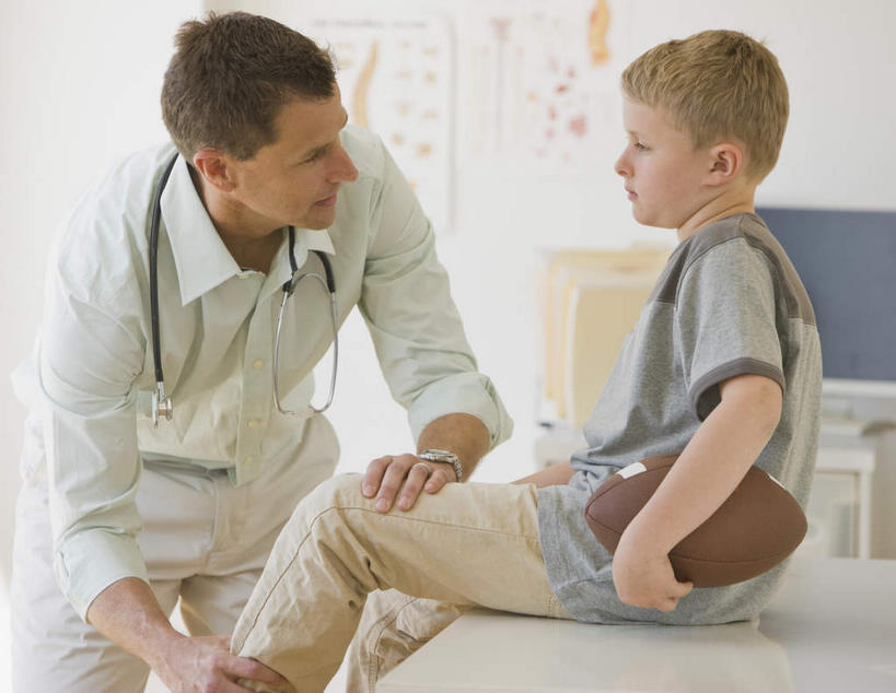 西方人,儿童,两个人,医生,医院,站,坐,横图,室内,白天,正面,工作服,制服,锻炼,纯洁,成功,运动,合作,团队,信心,竞争,橄榄球,桌面,桌子,欧洲,欧洲人,弯腰,服装,木制,速度,注视,休闲装,运动器械,队伍,小孩,衣服,木制品,听诊器,观察,看,站着,医护人员,医疗人员,休闲,休闲服,健身器械,可爱,力量,平衡,童年,童趣,服饰,观看,协调,察看,医疗设备,成就,关注,医疗器械,健身器材,医疗工具,灵敏,合伙,童真,烂漫,无邪,柔韧,医疗机构,弯身,美式橄榄球,耐力,工作制服,检测工具,体育,天真,美式足球,男孩,男人,男性,中年男性,白种人,大夫,站立,坐着,半身,彩图,工作套服,健身,病院,诊所,运动器材,男生