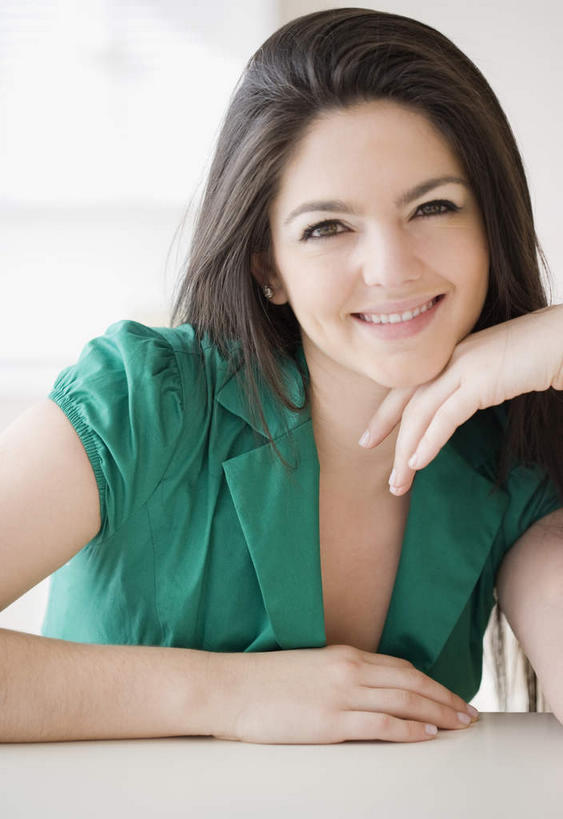 西方人,一个人,坐,笑,微笑,露齿笑,竖图,室内,白天,正面,桌面,桌子,欧洲,欧洲人,仅一个年轻女性,仅一个女性,仅一个人,撑,服装,木制,托腮,注视,休闲装,衣服,绿色,木制品,观察,看,托,休闲,休闲服,服饰,观看,察看,关注,托下巴,年轻女性,女人,女性,白种人,坐着,半身,彩图