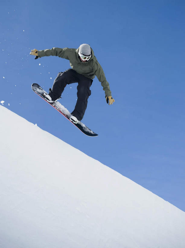 西方人,一个人,跳,伸展双臂,竖图,室外,白天,仰视,锻炼,旅游,度假,运动,石头,山,雪,雪山,大雪,帽子,欧洲,欧洲人,仅一个男性,仅一个人,阴影,服装,光线,石子,影子,冰,积雪,山顶,山峰,雪景,冬季,冬天,山峦,注视,休闲装,娱乐,运动器械,运动帽,仅一个年轻男性,衣服,蓝色,蓝天,天空,阳光,天,低头,观察,看,享受,休闲,休闲服,健身器械,鸭舌帽,放松,寒冷,服饰,晴朗,观看,滑雪板,察看,冰冷,关注,室外运动,健身器材,户外运动,滑雪装备,沉积岩,万里无云,严寒,冰凉,酷寒,凛冽,凛凛,极冷,垂头,颠峰,极峰,水成岩,男人,男性,年轻男性,白种人,石块,岩石,晴空,晴空万里,敞开双臂,伸开双臂,跳跃,展开双肩,张开手臂,张开双臂,彩图,低角度拍摄,全身,健身,运动器材