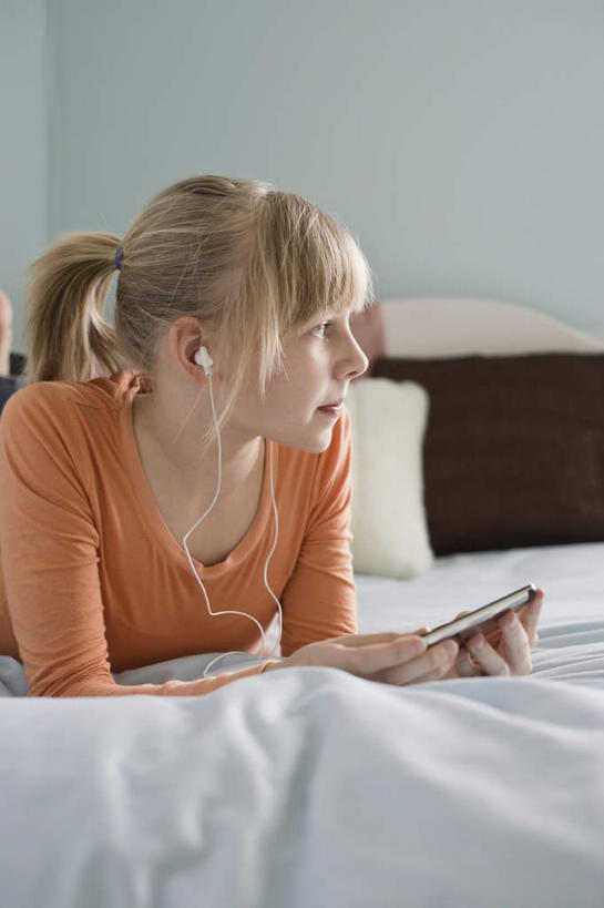 西方人,儿童,一个人,竖图,室内,白天,正面,陶醉,快乐,满意,幸福,纯洁,床,靠垫,卧室,欧洲,欧洲人,仅一个女性,仅一个人,握,服装,双人床,床单,靠枕,音响,音乐,拿,听,音乐播放器,拿着,注视,休闲装,娱乐,被子,小孩,衣服,耳机,随身听,抱枕,枕头,观察,看,趴着,仅一个小孩,享受,休闲,休闲服,放松,可爱,童年,童趣,握着,服饰,观看,察看,舒适,被单,享乐,关注,MP3播放器,童真,烂漫,无邪,天真,女孩,女人,女性,白种人,孩子,趴,半身,彩图,睡房,卧房,播放器,女生,沉醉