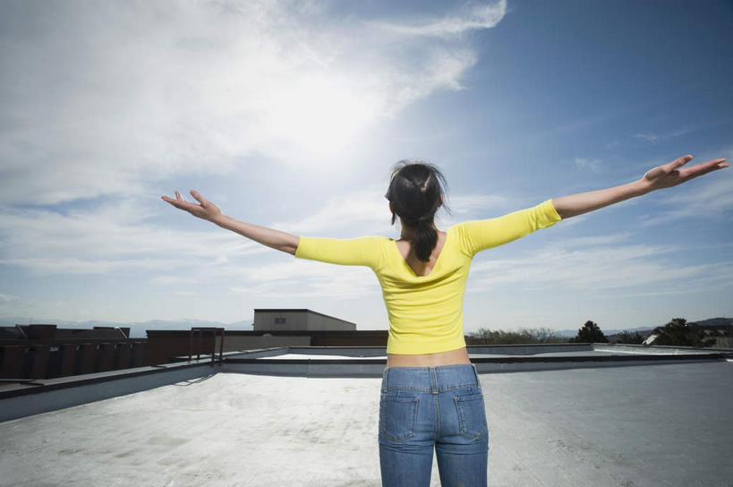 东方人,一个人,站,伸展双臂,横图,室外,白天,亚洲,仅一个年轻女性,仅一个女性,仅一个人,阴影,服装,裤子,光线,影子,云,云朵,云彩,牛仔裤,休闲装,黄种人,背面,衣服,黄色,蓝色,白云,蓝天,天空,阳光,天,站着,休闲,休闲服,服饰,晴朗,年轻女性,女人,女性,亚洲人,晴空,敞开双臂,伸开双臂,展开双肩,站立,张开手臂,张开双臂,半身,彩图