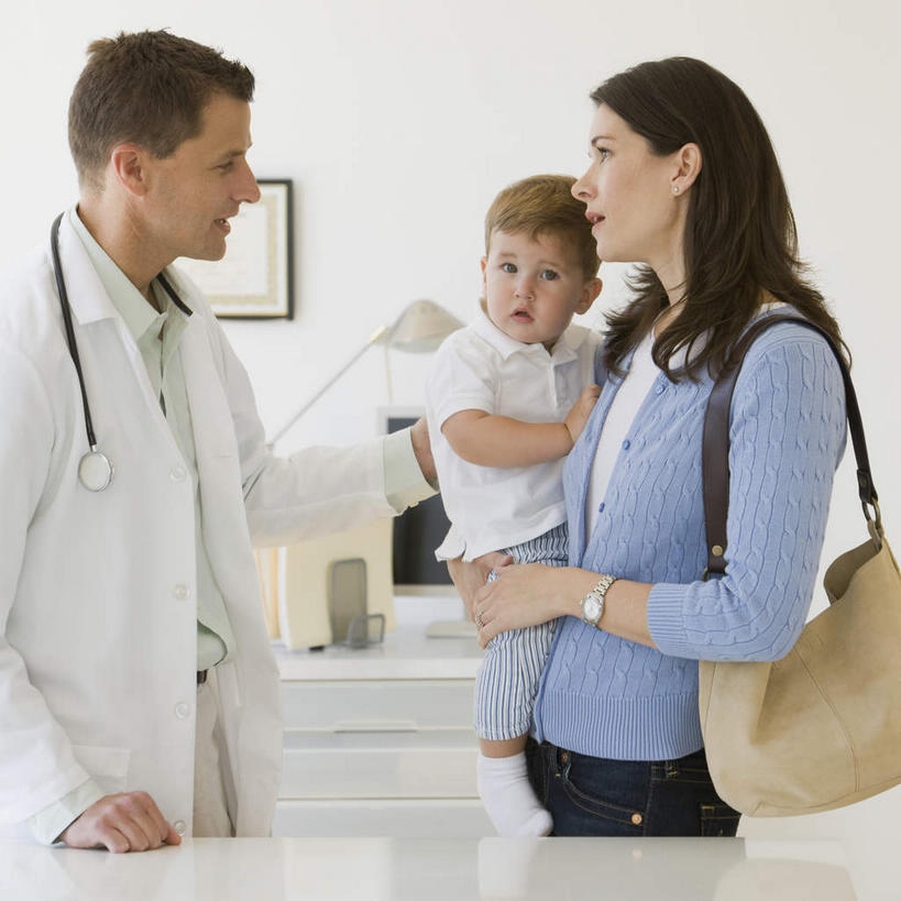 西方人,婴儿,儿童,三个人,家庭,母亲,医生,医院,站,抱,笑,说,微笑,露齿笑,方图,室内,白天,侧面,讨论,纯洁,欧洲,欧洲人,服装,包,皮包,注视,休闲装,相视,小孩,衣服,听诊器,观察,看,站着,医护人员,医疗人员,休闲,温暖,温馨,一家人,面对面,休闲服,可爱,母爱,童年,童趣,服饰,活泼,抱着,观看,对视,单肩包,和睦,察看,医疗设备,互视,搂着,白大褂,关注,宝宝,医疗器械,相对,医疗工具,童真,纯真,烂漫,无邪,医疗机构,相看,母婴,检测工具,交流,伶俐,天真,男人,男性,年轻女性,女人,女性,中年男性,白种人,孩子,年轻人,大夫,沟通,讲话,交谈,搂,搂抱,商讨,说话,谈话,站立,半身,彩图,病院,诊所,融洽