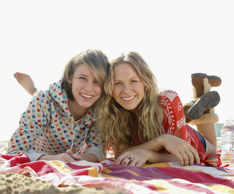 西方人,两个人,伙伴,朋友,笑,微笑,露齿笑,横图,室外,白天,正面,友谊,沙滩,纺织品,欧洲,欧洲人,阴影,服装,装饰,光线,毛毯,沙子,毯子,影子,海岸,沙地,注视,休闲装,纺织,衣服,阳光,垫子,观察,看,趴着,休闲,温暖,休闲服,服饰,观看,华丽,修饰,点缀,察看,关注,衬托,美观,雅致,雅观,友情,年轻女性,女人,女性,白种人,海滩,趴,彩图,全身