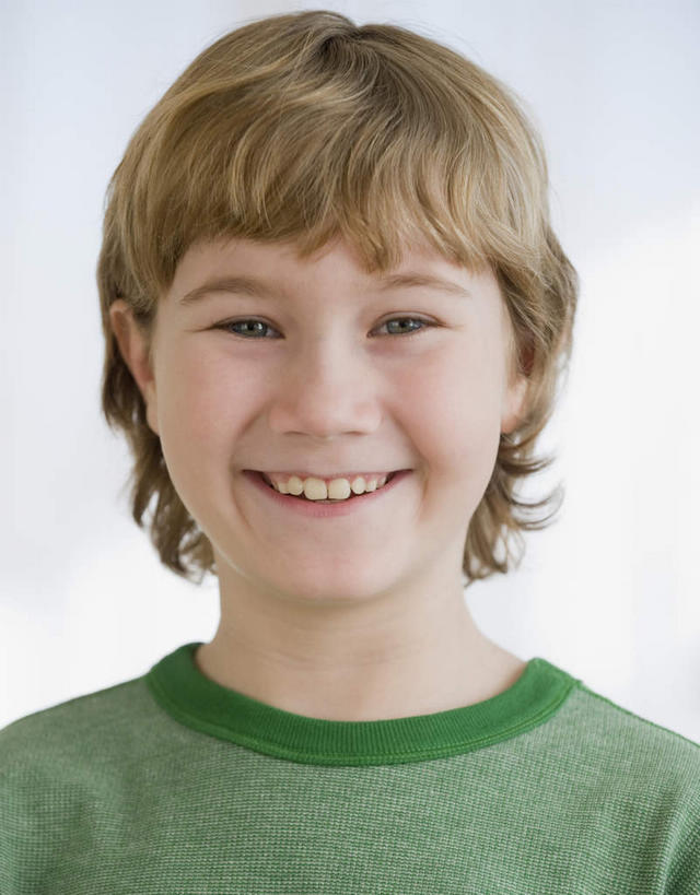 西方人,儿童,脸,头,脸颊,脖子,一个人,站,笑,微笑,露齿笑,竖图,室内,特写,白天,白色背景,正面,纯洁,欧洲,欧洲人,仅一个男性,仅一个人,服装,注视,休闲装,肩膀,小孩,衣服,观察,看,站着,仅一个小孩,休闲,休闲服,可爱,童年,童趣,摄影,服饰,影棚,观看,察看,关注,童真,烂漫,无邪,天真,男孩,男人,男性,白种人,孩子,头部,脖,颈,颈部,脸部,脸蛋,面部,站立,半身,彩图,影棚拍摄,拍摄,男生