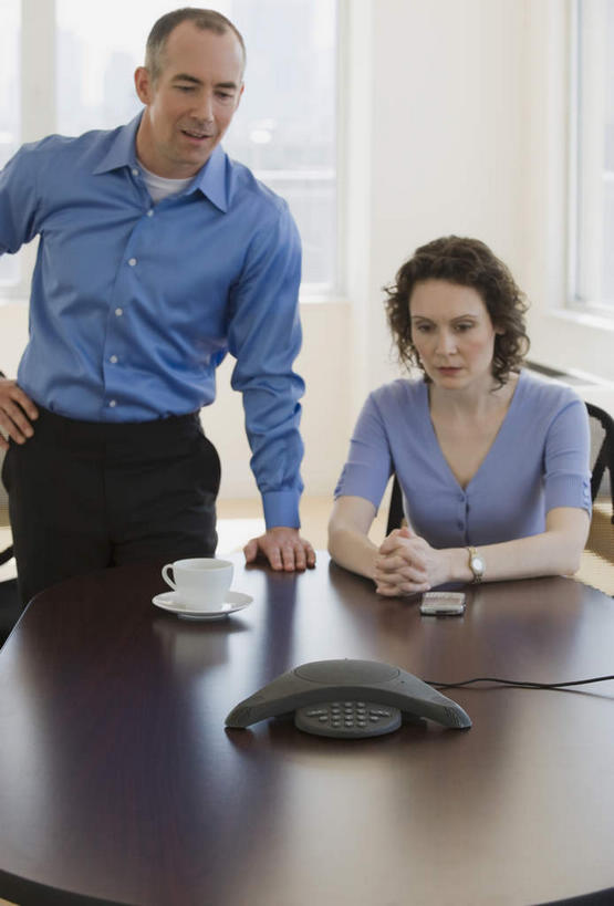 西方人,两个人,同事,商务人士,商务男性,商务女性,办公室,站,坐,打电话,竖图,室内,白天,正面,衬衫,成功,合作,团队,集体,信心,家具,桌子,电话,椅子,欧洲,欧洲人,套装,办公桌,注视,通讯设备,手叉腰,队伍,话筒,会议椅,叉腰,观察,看,站着,电话线,观看,办公椅,察看,领导,固定电话,成就,关注,商务装,合伙,领袖,工薪阶层,办公家具,商务椅,培训椅,交流,男人,男性,女人,女性,中年男性,中年女性,白种人,白领,上班族,电话机,沟通,通话,站立,坐着,半身,彩图,衬衣