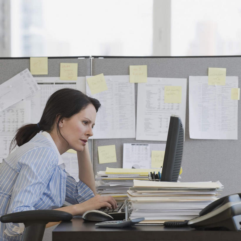 西方人,一个人,商务人士,商务女性,办公室,坐,打电话,方图,室内,白天,侧面,计算器,电脑,显示器,鼠标,键盘,家具,桌子,电话,欧洲,欧洲人,仅一个女性,仅一个人,撑,敲打,套装,粘性,计算,科学,网络,材料,档案,文件,纸,办公桌,办公用品,便利贴,便签,托腮,注视,输入,输入设备,通讯设备,文具,话筒,手稿,资料,打字,观察,看,托,仅一个中年女性,电话线,台式电脑,理财,财务,观看,点击,敲击,办公设备,文具用品,证明,记事,察看,固定电话,关注,数学,托下巴,文档,通信设备,商务装,工薪阶层,输出设备,办公家具,快捷,文化工具,方便,N次贴,便条贴,告诉贴,即时贴,交流,按键,女人,女性,中年女性,白种人,白领,上班族,电话机,沟通,通话,坐着,半身,彩图