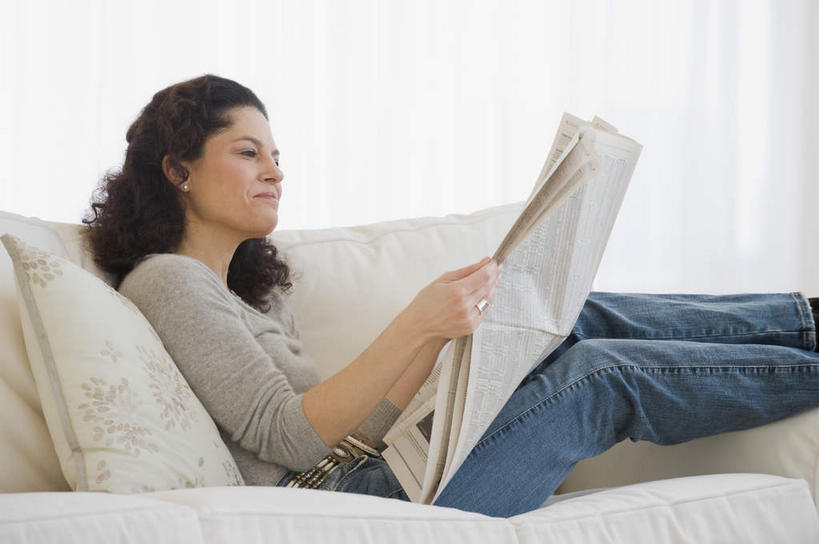 西方人,一个人,客厅,坐,横图,室内,白天,侧面,阅读,靠垫,沙发,报纸,欧洲,欧洲人,仅一个女性,仅一个人,握,学习,服装,裤子,靠枕,拿,拿着,注视,牛仔裤,休闲装,衣服,抱枕,枕头,观察,看,靠,靠着,倚靠,仅一个中年女性,休闲,休闲服,浏览,握着,服饰,观看,察看,起居室,倚着,关注,布艺沙发,客堂,女人,女性,中年女性,白种人,坐着,半身,彩图