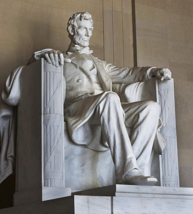 西方人,一个人,无人,坐,竖图,室外,白天,仰视,衬衫,西装,旅游,度假,标志建筑,地标,建筑,雕塑,欧洲,美国,欧洲人,仅一个男性,仅一个人,仅一个中年男性,套装,正装,艺术,装饰,雕刻,雕像,纪念馆,首都,注视,职业装,娱乐,建设,工艺品,观察,看,享受,休闲,旅游胜地,放松,搭,观看,纪念,美术,察看,亚伯拉罕.林肯,北美,北美洲,总统,搭着,关注,主题,美洲,陈列,林肯纪念堂,华盛顿特区,林肯纪念碑,华盛顿哥伦比亚特区,华府,功能,美学,北亚美利加洲,亚美利加洲,林肯纪念馆,思想家,政治家,美国总统,历史人物,男人,男性,中年男性,白种人,坐着,彩图,低角度拍摄,全身,衬衣