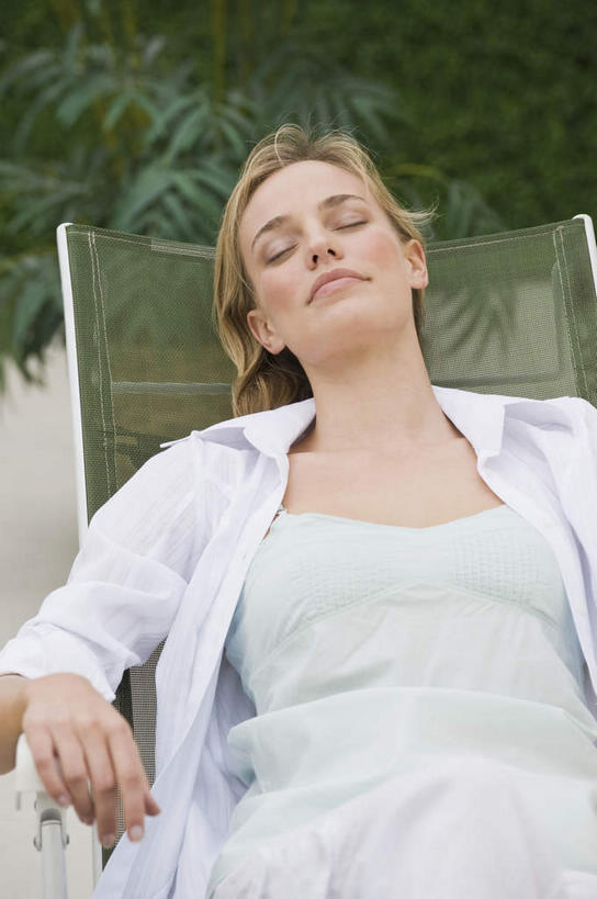 西方人,一个人,躺,闭眼,睡,竖图,俯视,室外,白天,叶子,椅子,欧洲,欧洲人,仅一个年轻女性,仅一个女性,仅一个人,服装,躺椅,绿叶,休闲装,衣服,休闲,休闲服,嫩叶,服饰,沙滩椅,卧着,年轻女性,女人,女性,白种人,叶,叶片,闭眼睛,闭着眼,闭着眼睛,困,困觉,寝息,睡觉,躺着,卧,半身,彩图,高角度拍摄