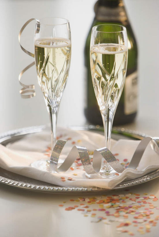 葡萄酒,无人,竖图,彩色,室内,特写,白天,正面,奢侈,快乐,桌面,桌子,杯子,餐具,装饰,木制,碟子,高脚杯,盘,纸屑,浪漫,红酒瓶,玻璃制品,酒,酒瓶,饮料,盘子,玻璃瓶,餐巾,酒杯,木制品,瓶子,碟,香槟,诱惑,五颜六色,华丽,修饰,碎纸,点缀,葡萄酒瓶,五彩缤纷,碎纸条,香槟杯,衬托,美观,雅致,雅观,气泡酒,起泡酒,汽酒,绚烂,五彩纸屑,保洁方巾,口布,玻璃杯,彩图,高兴,欢笑