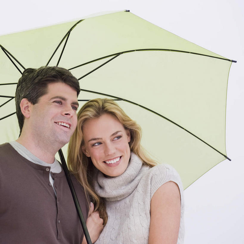 西方人,两个人,家庭,夫妻,站,笑,微笑,露齿笑,方图,室内,白天,白色背景,正面,爱情,欧洲,欧洲人,握,服装,伞,雨伞,遮阳伞,浪漫,拿,拿着,注视,休闲装,阳伞,衣服,观察,看,站着,休闲,温暖,温馨,一家人,休闲服,恩爱,握着,恋人,摄影,服饰,影棚,观看,和睦,察看,太阳伞,关注,男人,男性,年轻男性,年轻女性,女人,女性,白种人,年轻人,夫妇,情侣,站立,半身,彩图,影棚拍摄,拍摄,伴侣,融洽