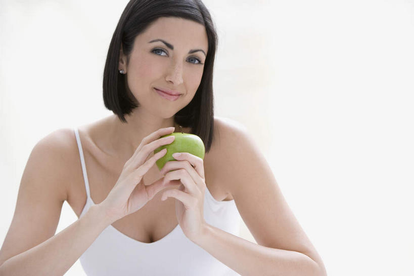 西方人,一个人,笑,微笑,横图,室内,白天,白色背景,正面,苹果,水果,吊带,欧洲,欧洲人,仅一个年轻女性,仅一个女性,仅一个人,握,服装,新鲜,生食,食品,果实,拿,拿着,注视,吊带衫,食物,一个,衣服,白色,观察,看,握着,摄影,服饰,有机食品,绿色食品,影棚,单个,观看,察看,衣着,穿着,关注,衣饰,年轻女性,女人,女性,白种人,半身,彩图,影棚拍摄,拍摄