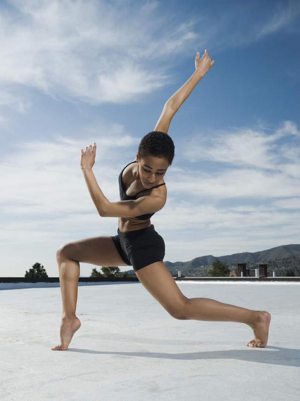 西方人,一个人,跳舞者,跳,举,竖图,室外,白天,仰视,石头,美景,山,雪,雪山,大雪,欧洲,非洲,黑人,欧洲人,仅一个年轻女性,仅一个女性,仅一个人,阴影,服装,光线,背心,石子,影子,冰,积雪,景观,山顶,山峰,雪景,云,云朵,冬季,冬天,山峦,半空,云彩,注视,衣服,蓝色,白云,蓝天,天空,阳光,自然,天,观察,看,托,景色,寒冷,服饰,晴朗,观看,张开双腿,察看,冰冷,衣着,穿着,关注,自然风光,沉积岩,严寒,冰凉,酷寒,凛冽,凛凛,极冷,衣饰,颠峰,极峰,展开双腿,水成岩,露脐装,年轻女性,女人,女性,非洲人,石块,岩石,晴空,舞蹈家,舞蹈演员,舞者,举起,举手,举着,跳跃,向上举,向上伸,向上托,彩图,低角度拍摄,全身,伸展双腿