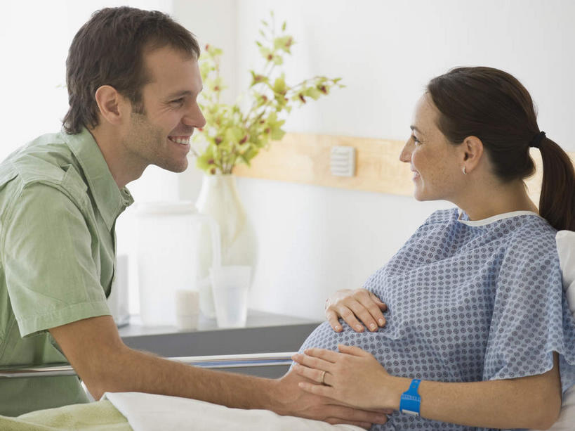 西方人,中年人,孕妇,两个人,家庭,夫妻,医院,坐,笑,摸,微笑,露齿笑,横图,室内,白天,侧面,爱情,智慧,床,花瓶,欧洲,欧洲人,抚摸,服装,艺术,陶瓷,床单,陶瓷制品,浪漫,注视,休闲装,文化,被子,相视,一个,衣服,插花,瓶子,观察,看,休闲,温暖,温馨,一家人,面对面,怀孕,休闲服,恩爱,恋人,服饰,单人床,单个,观看,对视,插花艺术,和睦,察看,创造,被单,互视,待产,关注,创作,相对,想象,医疗机构,病号服,相看,妊娠,准妈妈,男人,男性,女人,女性,中年男性,中年女性,白种人,夫妇,情侣,产妇,触摸,接触,坐着,半身,彩图,病院,诊所,伴侣,融洽