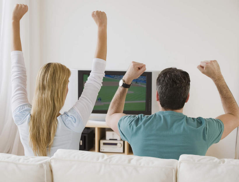 西方人,两个人,家庭,夫妻,客厅,坐,举,横图,室内,白天,爱情,沙发,电视,欧洲,欧洲人,握,服装,环保,时间,时钟,手表,浪漫,计时,休闲装,鼓励,背面,衣服,绿色,液晶电视,钟表,加油,手势,托,握拳,休闲,温暖,温馨,一家人,休闲服,表,恩爱,清晰,打气,握着,恋人,服饰,轻薄,能源,腕表,回收,和睦,资源,起居室,彩电,鼓舞,布艺沙发,利用,便携,低碳,循环,彩色电视机,持续,客堂,男人,男性,年轻男性,年轻女性,女人,女性,白种人,年轻人,夫妇,情侣,电视机,钟,举起,举手,举着,向上举,向上伸,向上托,坐着,半身,彩图,伴侣,融洽,高清