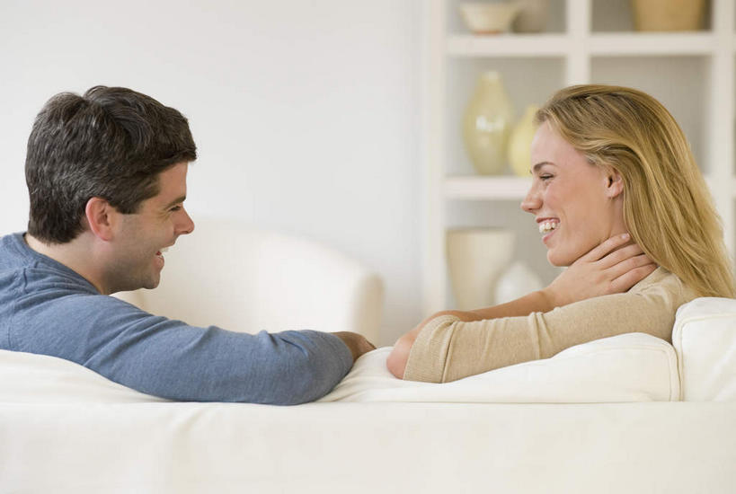 西方人,两个人,家庭,夫妻,客厅,坐,笑,微笑,露齿笑,横图,室内,白天,侧面,爱情,沙发,花瓶,欧洲,欧洲人,撑,服装,陶瓷,陶瓷制品,浪漫,置物架,托腮,注视,休闲装,相视,架子,衣服,瓶子,观察,看,托,休闲,温暖,温馨,一家人,面对面,休闲服,恩爱,恋人,服饰,观看,对视,和睦,察看,起居室,互视,关注,托下巴,相对,陈列架,布艺沙发,相看,搁架,客堂,男人,男性,年轻男性,年轻女性,女人,女性,白种人,年轻人,夫妇,情侣,坐着,半身,彩图,伴侣,融洽