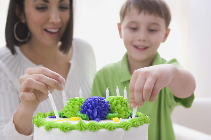 点心,西方人,儿童,两个人,家庭,母亲,儿子,坐,笑,微笑,露齿笑,横图,室内,白天,正面,纯洁,蜡烛,欧洲,欧洲人,握,阴影,服装,光线,火焰,影子,烛光,食品,燃烧,拿,拿着,注视,休闲装,文化,装饰品,食物,糕点,小孩,衣服,耳环,饰品,首饰,生日蛋糕,点燃,观察,看,祈祷,休闲,温暖,温馨,母子,一家人,休闲服,可爱,母爱,童年,童趣,握着,许愿,服饰,观看,纪念,祈求,和睦,察看,关注,童真,烂漫,无邪,耳饰,平安,天真,男孩,年轻女性,女人,女性,白种人,孩子,年轻人,坐着,半身,彩图,融洽,蛋糕,男生