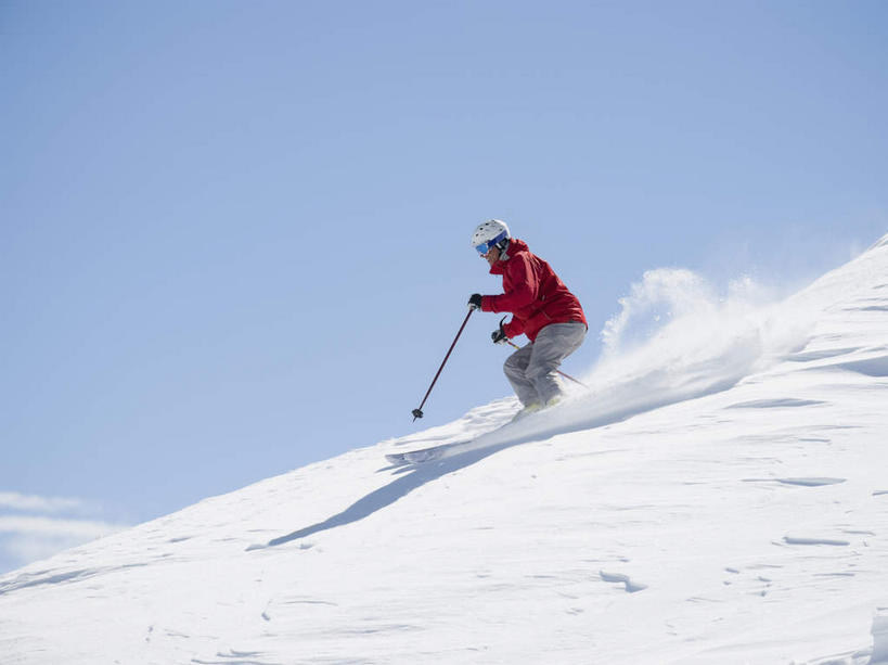 西方人,一个人,站,捧,横图,室外,白天,侧面,锻炼,旅游,度假,运动,石头,山,雪,雪山,大雪,欧洲,欧洲人,仅一个男性,仅一个人,仅一个中年男性,握,阴影,服装,光线,工具,器材,石子,影子,冰,积雪,山顶,山峰,雪景,冬季,冬天,山峦,拿,拿着,注视,娱乐,运动器械,衣服,蓝色,蓝天,天空,阳光,天,观察,看,站着,享受,休闲,温暖,器械,健身器械,放松,寒冷,握着,服饰,晴朗,拐杖,观看,保暖,滑雪板,滑雪杖,察看,冰冷,御寒,关注,室外运动,健身器材,户外运动,滑雪服,滑雪装备,沉积岩,万里无云,严寒,辅助设备,冰凉,酷寒,凛冽,凛凛,极冷,颠峰,极峰,水成岩,竞技服,旅游服,冬装,男人,男性,中年男性,白种人,石块,岩石,晴空,晴空万里,端,端着,捧着,手捧,站立,彩图,全身,健身,运动器材