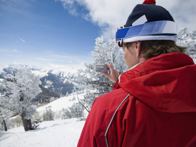 西方人,一个人,站,横图,室外,白天,旅游,度假,石头,美景,森林,山,树林,雪,雪山,植物,大雪,帽子,相机,欧洲,欧洲人,仅一个男性,仅一个人,仅一个中年男性,握,阴影,服装,光线,石子,影子,冰,积雪,景观,山顶,山峰,雪景,云,云朵,冬季,冬天,山峦,拿,云彩,拿着,休闲装,娱乐,树,树木,拍照,背面,衣服,红色,蓝色,绿色,白云,蓝天,天空,阳光,自然,数码相机,天,站着,享受,休闲,休闲服,景色,放松,寒冷,握着,摄影,服饰,生长,晴朗,成长,冰冷,自然风光,沉积岩,棉帽,严寒,冰凉,酷寒,凛冽,凛凛,极冷,颠峰,极峰,水成岩,男人,男性,中年男性,白种人,照相机,石块,岩石,晴空,站立,半身,彩图,照相