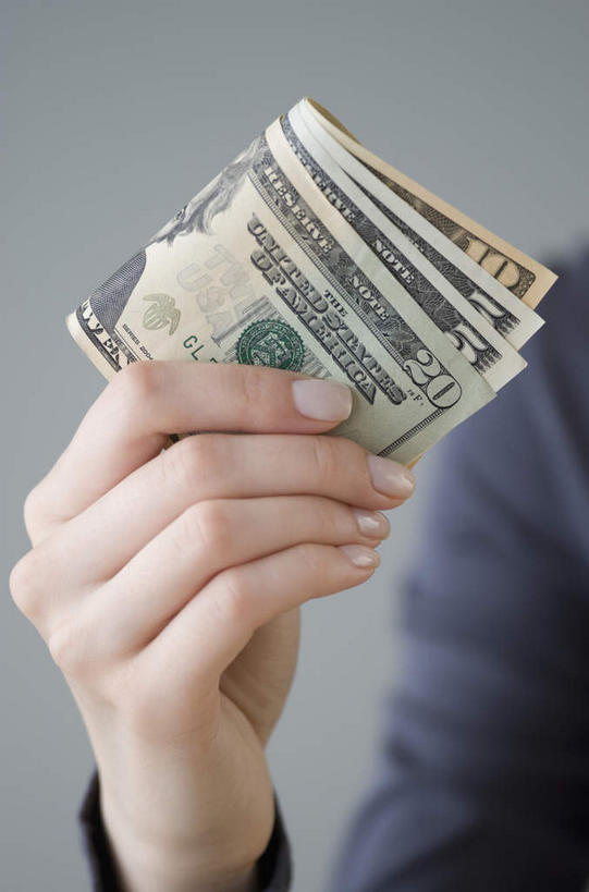 西方人,手,一个人,竖图,室内,特写,白天,正面,钱,美元,欧洲,欧洲人,仅一个年轻女性,仅一个女性,仅一个人,握,灰色背景,服装,钱币,美金,拿,拿着,休闲装,衣服,休闲,手部,休闲服,握着,钞票,金融,纸币,摄影,服饰,影棚,经济,单手,美圆,流通,纸钞,贸易,货币,现金,年轻女性,女人,女性,白种人,半身,彩图,影棚拍摄,拍摄