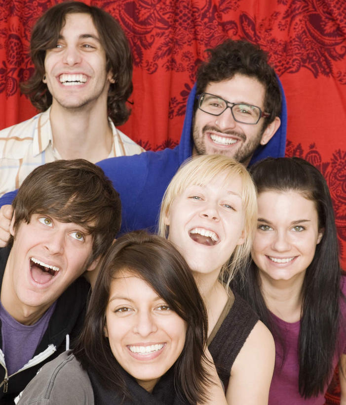 西方人,伙伴,朋友,站,笑,大笑,竖图,室内,白天,正面,爱情,兴奋,友谊,欧洲,欧洲人,服装,眼镜,许多人,浪漫,注视,休闲装,衣服,观察,看,站着,张嘴,一群人,休闲,温暖,温馨,休闲服,恩爱,恋人,服饰,观看,和睦,察看,关注,近视眼镜,张大嘴巴,哈哈大笑,友情,男人,男性,年轻男性,年轻女性,女人,女性,白种人,情侣,张开嘴,站立,半身,彩图,高兴,狂笑,伴侣,融洽