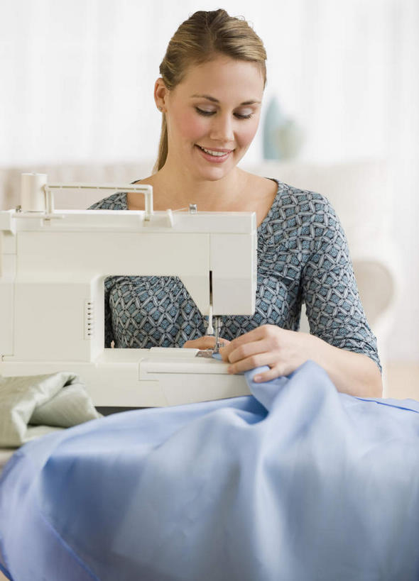 西方人,一个人,坐,笑,微笑,露齿笑,竖图,室内,白天,正面,集体,纺织品,欧洲,欧洲人,仅一个年轻女性,仅一个女性,仅一个人,连接,握,组合,服装,布,织物,利益,拿,拿着,注视,休闲装,缝纫机,衣服,观察,看,休闲,团体,休闲服,握着,服饰,奋斗,观看,缝纫,链接,布匹,愿望,察看,组织,装订,工作室,关注,拼接,杠杆,拼凑,努力,拼合,凑集,聚合,撮合,链结,缝合,理想,卡其布,年轻女性,女人,女性,白种人,坐着,半身,彩图