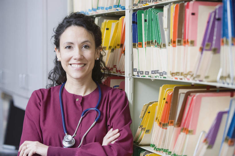 西方人,一个人,医生,医院,站,笑,双手交叉,微笑,露齿笑,横图,室内,白天,正面,工作服,制服,柜子,欧洲,欧洲人,仅一个女性,仅一个人,一排,整齐,并列,并排,材料,档案,文件,注视,排列,听诊器,资料,观察,看,站着,仅一个中年女性,医护人员,医疗人员,观看,察看,医疗设备,双手抱胸,白大褂,队列,关注,文档,医疗器械,平行,医疗工具,档案柜,医疗机构,工作制服,检测工具,女人,女性,中年女性,白种人,大夫,站立,半身,彩图,工作套服,病院,诊所