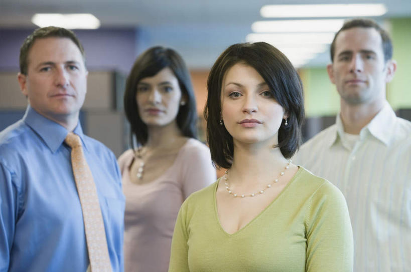 西方人,四个人,同事,商务人士,商务男性,商务女性,站,笑,微笑,横图,室内,白天,正面,衬衫,成功,合作,团队,集体,信心,照明,欧洲,欧洲人,阴影,套装,服装,朦胧,模糊,光线,影子,灯光,领带,注视,休闲装,队伍,顶灯,灯,衣服,灯具,观察,看,站着,休闲,休闲服,服饰,观看,照亮,察看,领导,象征,庄重,照明设备,成就,关注,商务装,身份,合伙,领袖,工薪阶层,正式,地位,男人,男性,年轻男性,年轻女性,女人,女性,中年男性,中年女性,白种人,白领,上班族,站立,半身,彩图,衬衣