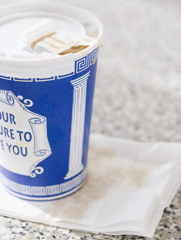 咖啡,无人,竖图,俯视,室内,特写,白天,幸福,桌面,桌子,杯子,大理石,娱乐,饮料,一个,餐巾,纸制品,享受,休闲,温馨,放松,乐趣,单个,纸杯,提神,舒适,一次性杯子,醒脑,软饮料,大理石制品,保洁方巾,口布,彩图,高角度拍摄