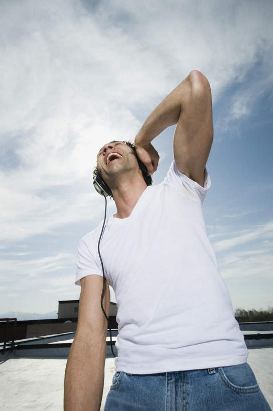 西方人,一个人,站,举,摸,竖图,室外,白天,仰视,快乐,满意,幸福,湖,湖泊,水,欧洲,欧洲人,仅一个男性,仅一个人,仅一个中年男性,抚摸,阴影,服装,裤子,光线,影子,湖面,水流,水面,云,云朵,音响,音乐,听,云彩,牛仔裤,休闲装,娱乐,衣服,蓝色,白色,白云,蓝天,天空,阳光,耳机,湖水,天,托,站着,张嘴,享受,休闲,休闲服,放松,服饰,晴朗,舒适,享乐,张大嘴巴,男人,男性,中年男性,白种人,晴空,张开嘴,触摸,接触,举起,举手,举着,抬头,向上举,向上伸,向上托,仰头,站立,半身,彩图,低角度拍摄