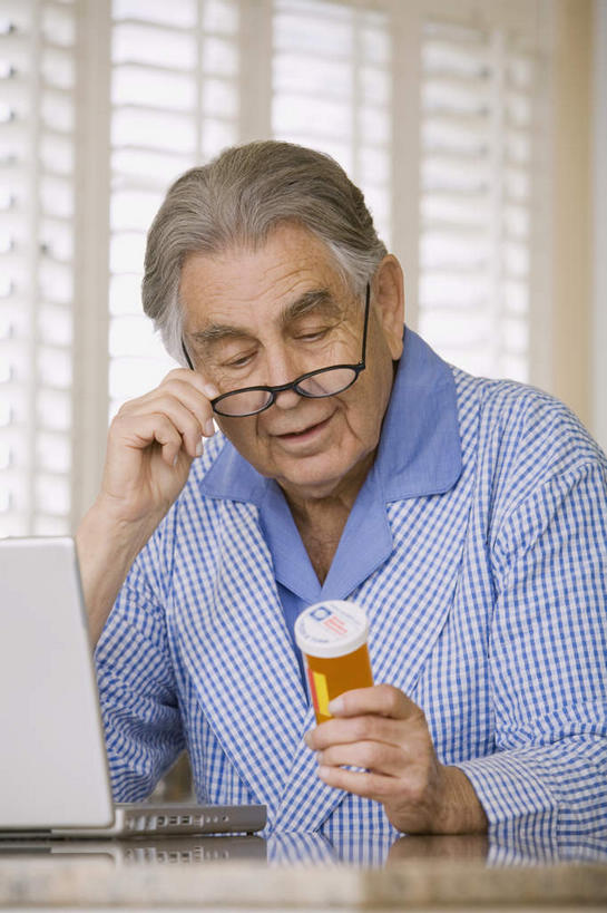 西方人,一个人,坐,竖图,室内,白天,正面,安全,电脑,笔记本电脑,窗户,桌面,桌子,欧洲,欧洲人,仅一个男性,仅一个人,握,服装,网络,木制,眼镜,药剂,药丸,塑料,百叶窗,防护,拿,拿着,注视,休闲装,通讯设备,药片,盒子,衣服,木制品,容器,塑料制品,药品,观察,看,仅一个老年男性,休闲,休闲服,治疗,握着,服饰,观看,储藏,老花镜,保护,药物,察看,医疗,无线,储存,关注,保险,通信设备,预防,无线网络,无线上网,便携式电脑,远视眼镜,平安,手提电脑,老年男性,男人,男性,白种人,坐着,半身,彩图,贮存