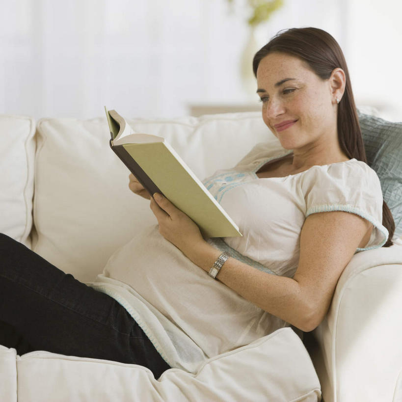 西方人,孕妇,一个人,客厅,坐,笑,微笑,方图,室内,白天,侧面,智慧,沙发,花瓶,书籍,欧洲,欧洲人,仅一个女性,仅一个人,握,服装,艺术,陶瓷,陶瓷制品,拿,拿着,注视,休闲装,文化,衣服,插花,瓶子,观察,看,仅一个中年女性,休闲,怀孕,休闲服,握着,服饰,观看,插花艺术,察看,创造,起居室,待产,关注,创作,想象,布艺沙发,妊娠,准妈妈,客堂,女人,女性,中年女性,白种人,产妇,书,图书,坐着,半身,彩图