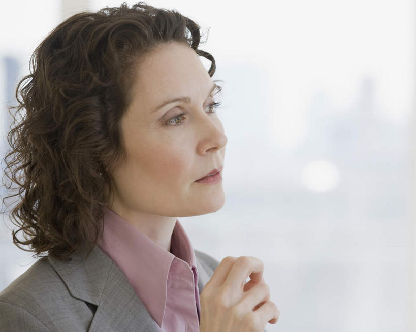 西方人,脸,头,脸颊,手,头发,一个人,商务人士,商务女性,站,横图,室内,特写,白天,侧面,欧洲,欧洲人,仅一个女性,仅一个人,套装,棕色,注视,肩膀,观察,看,站着,仅一个中年女性,手部,观看,单手,察看,关注,商务装,工薪阶层,女人,女性,中年女性,白种人,头部,卷发,脸部,脸蛋,面部,白领,上班族,站立,半身,彩图,短发