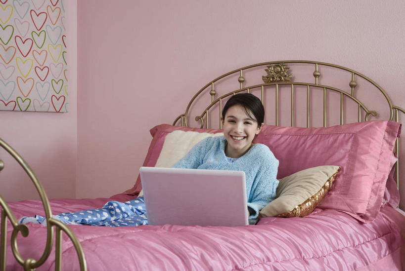 西方人,一个人,坐,笑,微笑,露齿笑,横图,室内,白天,正面,电脑,笔记本电脑,床,靠垫,卧室,欧洲,欧洲人,仅一个年轻女性,仅一个女性,仅一个人,服装,网络,双人床,床单,靠枕,注视,休闲装,通讯设备,被子,衣服,抱枕,枕头,观察,看,休闲,休闲服,服饰,观看,察看,无线,被单,关注,通信设备,无线网络,无线上网,便携式电脑,手提电脑,年轻女性,女人,女性,白种人,坐着,彩图,全身,睡房,卧房