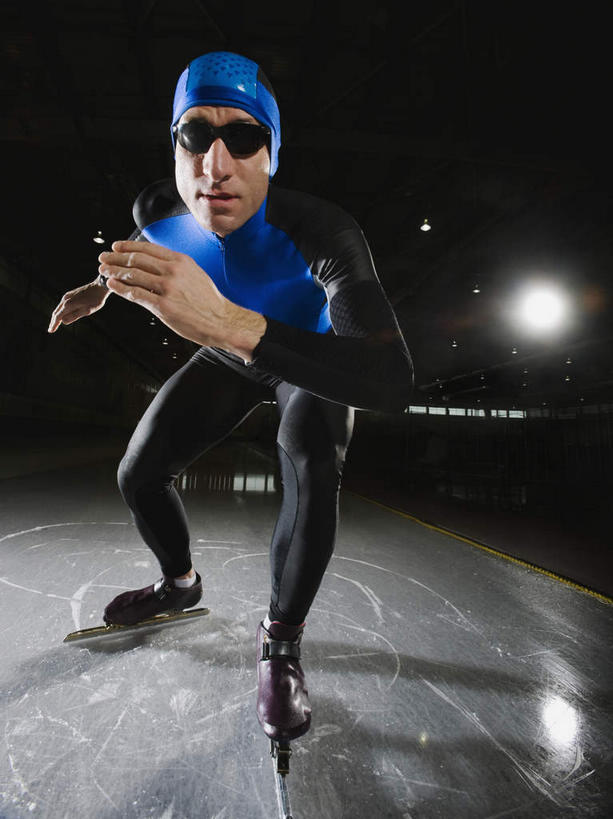 西方人,一个人,运动员,体育馆,运动场,站,竖图,室内,白天,正面,运动服,滚轴溜冰,照明,欧洲,欧洲人,仅一个男性,仅一个人,仅一个中年男性,阴影,服装,光线,墨镜,眼镜,影子,冰,灯光,旱冰鞋,溜冰鞋,注视,体育场,灯,衣服,太阳镜,太阳眼镜,灯具,浮冰,观察,看,站着,轮滑鞋,遮阳镜,寒冷,服饰,观看,聚光灯,照亮,察看,冰冷,衣着,照明设备,穿着,关注,滑冰鞋,溜冰场,运动馆,严寒,单排轮滑,冰凉,酷寒,凛冽,凛凛,极冷,流冰,浮冰块,衣饰,溜冰,轮滑,男人,男性,中年男性,白种人,体育运动员,运动选手,站立,彩图,全身,运动装