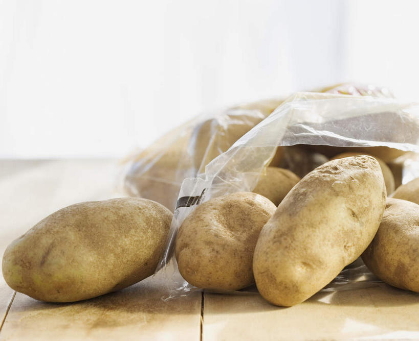 无人,横图,室内,特写,白天,正面,桌面,桌子,蔬菜,土豆,袋子,一堆,许多,阴影,堆叠,堆积,新鲜,反射,木制,影子,塑料,食品,很多,食物,木制品,塑料制品,有机食品,绿色食品,堆,塑封,馍馍蛋,洋芋,山药蛋,马铃薯,彩图,密封袋,塑封袋