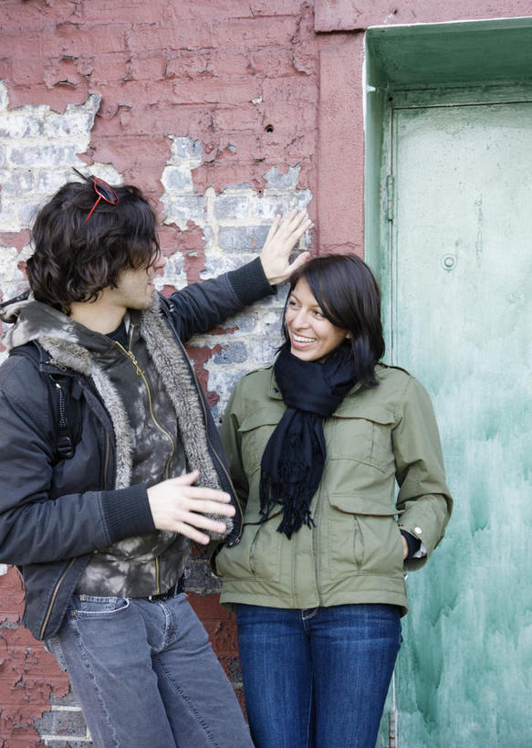 西方人,两个人,家,站,笑,说,微笑,露齿笑,竖图,室外,白天,正面,爱情,讨论,欧洲,欧洲人,服装,装饰,房屋,墙,屋子,浪漫,注视,休闲装,楼房,相视,墙壁,墙面,住宅,衣服,围巾,观察,看,站着,休闲,温暖,温馨,面对面,休闲服,恩爱,恋人,服饰,围脖,观看,对视,保暖,华丽,点缀,和睦,察看,互视,双手插袋,御寒,关注,相对,手插袋,相看,双手抄兜,双手放兜,衬托,美观,雅致,雅观,交流,男人,男性,年轻男性,年轻女性,女人,女性,白种人,情侣,插兜,沟通,讲话,交谈,两手抄兜,两手放兜,商讨,手插兜,手放口袋,说话,谈话,站立,半身,彩图,房子,伴侣,融洽,手抄兜