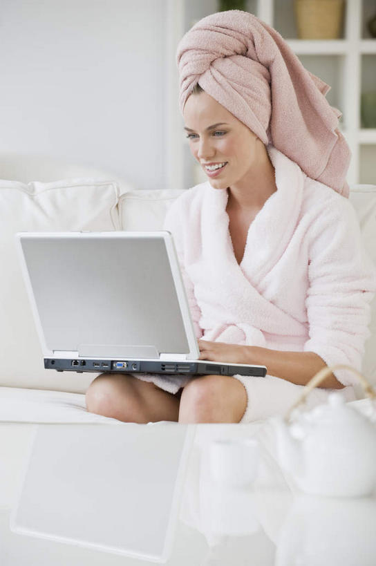 西方人,一个人,客厅,坐,笑,微笑,竖图,室内,白天,正面,浴袍,电脑,笔记本电脑,沙发,欧洲,欧洲人,仅一个年轻女性,仅一个女性,仅一个人,敲打,网络,纺织物,浴巾,置物架,注视,输入,通讯设备,架子,毛巾,打字,观察,看,清洁,观看,保暖,点击,敲击,察看,无线,起居室,关注,通信设备,无线网络,陈列架,布艺沙发,无线上网,便携式电脑,透气,防水,搁架,客堂,储水,耐磨,吸水,按键,手提电脑,年轻女性,女人,女性,白种人,坐着,半身,彩图,汤帷子,浴衣