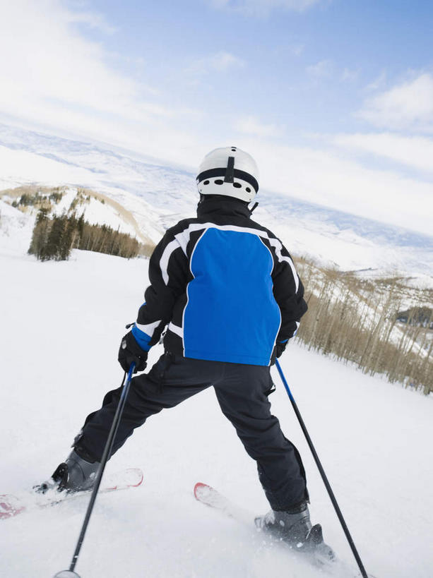 西方人,儿童,一个人,站,竖图,室外,白天,锻炼,旅游,度假,纯洁,运动,石头,森林,山,树林,雪,雪山,植物,大雪,帽子,欧洲,欧洲人,仅一个男性,仅一个人,握,阴影,服装,光线,工具,器材,石子,头盔,影子,冰,积雪,山顶,山峰,雪景,云,云朵,冬季,冬天,山峦,拿,云彩,拿着,娱乐,运动器械,树,树木,小孩,背面,衣服,蓝色,绿色,白云,蓝天,天空,阳光,自然,安全帽,天,站着,仅一个小孩,享受,休闲,温暖,器械,健身器械,放松,寒冷,可爱,童年,童趣,握着,服饰,生长,晴朗,成长,拐杖,保暖,滑雪板,滑雪杖,冰冷,御寒,室外运动,健身器材,户外运动,滑雪服,滑雪装备,童真,烂漫,无邪,沉积岩,严寒,辅助设备,冰凉,酷寒,凛冽,凛凛,极冷,颠峰,极峰,水成岩,竞技服,旅游服,冬装,天真,男孩,男人,男性,白种人,孩子,石块,岩石,晴空,站立,彩图,全身,健身,运动器材,男生