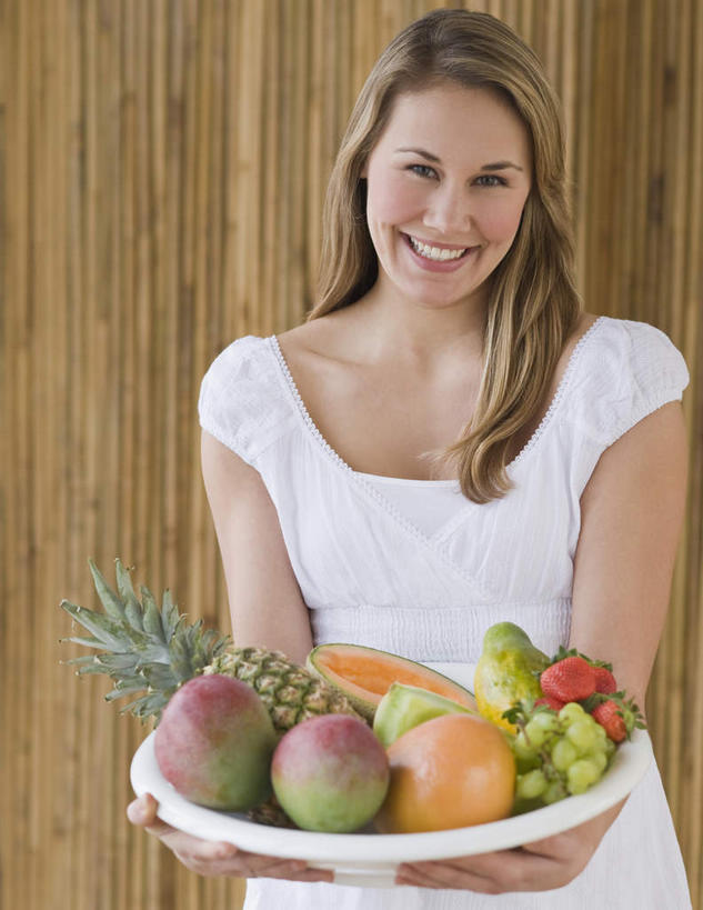 西方人,一个人,站,捧,笑,微笑,露齿笑,竖图,室内,白天,正面,菠萝,草莓,柑橘,浆果,木瓜,葡萄,水果,欧洲,欧洲人,仅一个年轻女性,仅一个女性,仅一个人,服装,新鲜,陶瓷,生食,食品,果实,陶瓷制品,注视,休闲装,食物,一个,衣服,容器,碗,观察,看,站着,休闲,休闲服,服饰,有机食品,绿色食品,单个,观看,储藏,察看,储存,关注,奶匏,蓬生果,乳瓜,石瓜,万寿匏,年轻女性,女人,女性,白种人,洋莓,万寿果,水果皇后,山葫芦,蒲桃,橘子,桔子,红莓,凤梨,番木瓜,地莓,橙子,橙,草龙珠,端,端着,捧着,手捧,站立,半身,彩图,贮存