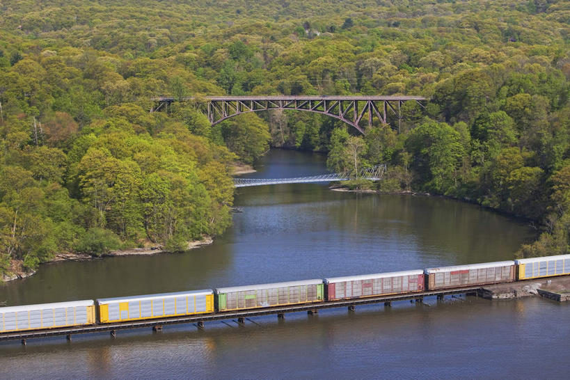 无人,横图,俯视,室外,白天,旅游,度假,河流,石头,美景,森林,树林,水,植物,路,铁路,火车,纽约,美国,石子,河水,景观,水流,桥,轨道,交通,铁轨,娱乐,石桥,拱桥,栈桥,车,树,树木,绿色,倒影,自然,交通工具,享受,休闲,景色,放松,运输,拱形,生长,成长,人行桥,石拱桥,倒映,北美,北美洲,自然风光,载具,美洲,纽约州,帝国之州,帝国州,北亚美利加洲,亚美利加洲,反照,石块,彩图,高角度拍摄