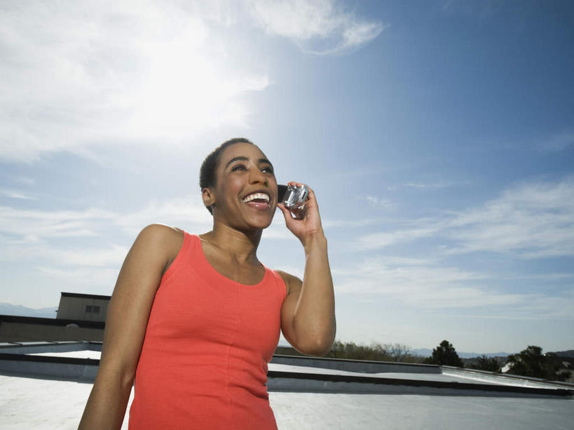 西方人,一个人,站,笑,打电话,微笑,露齿笑,横图,室外,白天,仰视,湖,湖泊,水,电话,手机,欧洲,非洲,黑人,欧洲人,仅一个年轻女性,仅一个女性,仅一个人,握,阴影,服装,光线,影子,湖面,水流,水面,云,云朵,拿,听,云彩,拿着,注视,休闲装,通讯设备,衣服,蓝色,白云,蓝天,天空,阳光,湖水,天,观察,看,站着,休闲,休闲服,握着,服饰,晴朗,观看,察看,关注,交流,年轻女性,女人,女性,非洲人,晴空,沟通,通话,站立,半身,彩图,低角度拍摄