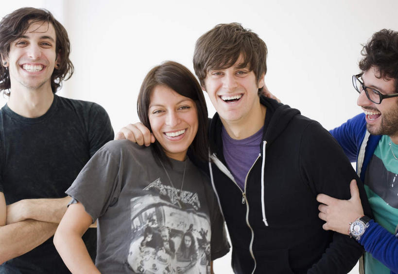 西方人,四个人,伙伴,朋友,站,抱,笑,双手交叉,大笑,横图,室内,白天,白色背景,正面,爱情,兴奋,友谊,欧洲,欧洲人,服装,眼镜,浪漫,注视,休闲装,衣服,观察,看,站着,张嘴,休闲,温暖,温馨,休闲服,恩爱,恋人,摄影,服饰,影棚,抱着,观看,和睦,察看,双手抱胸,搂着,关注,近视眼镜,张大嘴巴,哈哈大笑,友情,男人,男性,年轻男性,年轻女性,女人,女性,白种人,情侣,张开嘴,怀抱,搂,搂抱,相抱,拥抱,站立,半身,彩图,影棚拍摄,高兴,狂笑,拍摄,伴侣,融洽